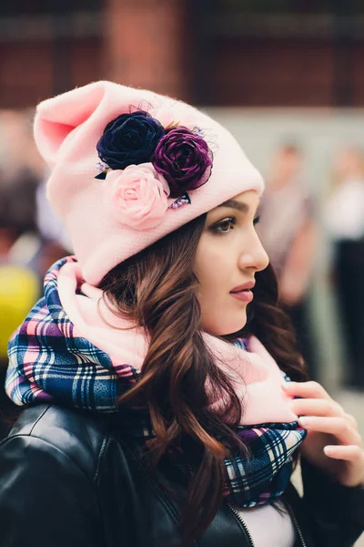 Retrato de niña divertida en el clima de otoño en ropa de abrigo y sombrero . — Foto de Stock