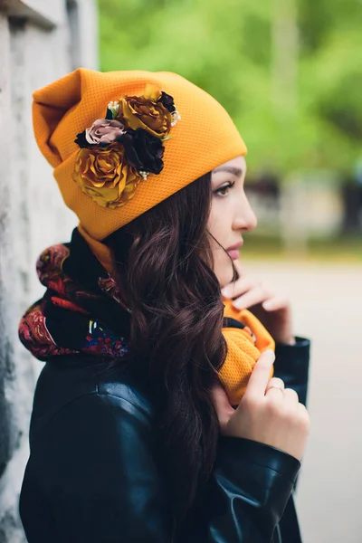 따뜻한 옷과 모자가을 날씨에 재미 있는 젊은 여자의 초상화. — 스톡 사진