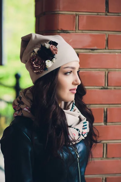 Retrato de niña divertida en el clima de otoño en ropa de abrigo y sombrero . — Foto de Stock