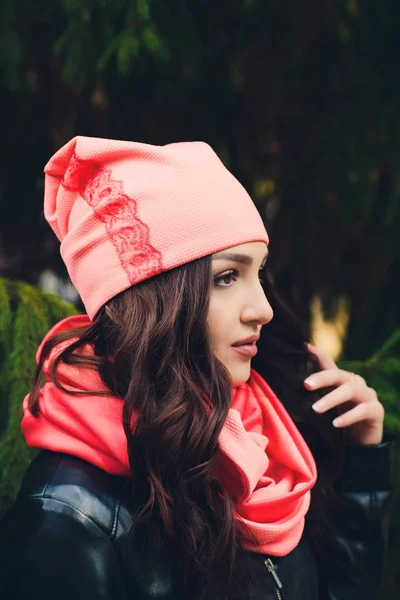 Retrato de niña divertida en el clima de otoño en ropa de abrigo y sombrero . — Foto de Stock