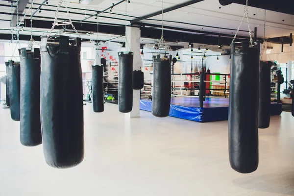 Schwarzer Boxsack für Boxen oder Kickboxen. — Stockfoto