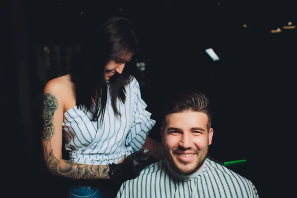 Retrato de barba de homem na barbearia. Mão feminina . — Fotografia de Stock