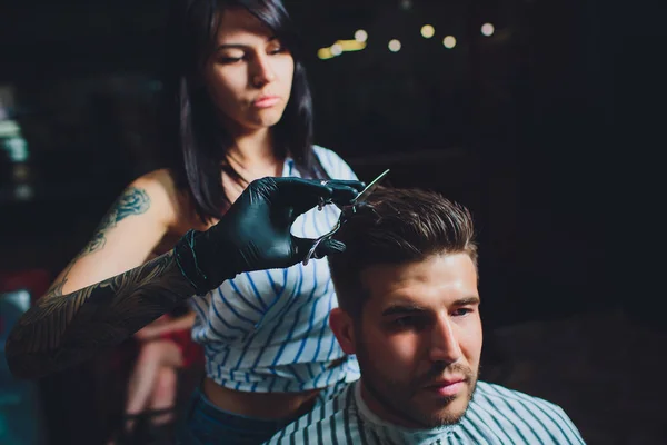 理髪店で男性ひげの肖像画。女性の手. — ストック写真