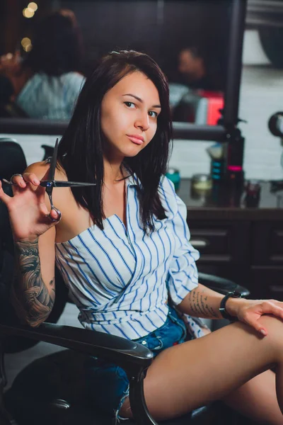 Retrato de mulher cabeleireiro barbear homens barba na barbearia. — Fotografia de Stock