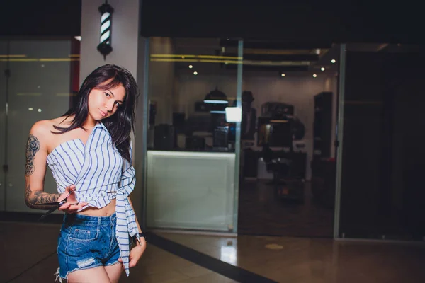 Retrato de mujer peluquero afeitado mans barba en barbería. — Foto de Stock