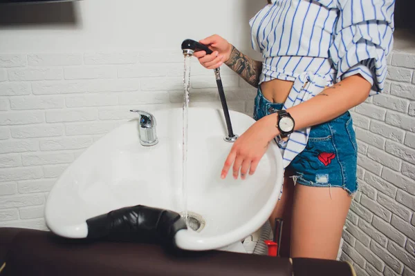 Portrait of woman hairdresser shaving mans beard in barbershop. — Stock Photo, Image