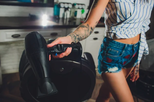 Potret penata rambut wanita mencukur jenggot pria di salon. — Stok Foto