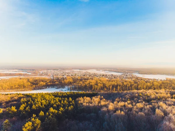 Beau tir de drone au-dessus de la forêt. arbres à neige . — Photo