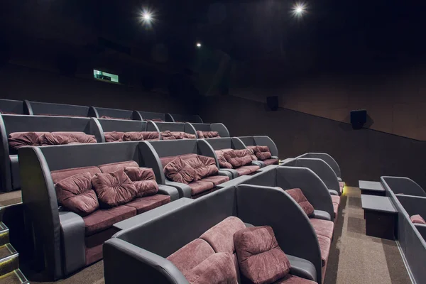 Leerer silberner Kinosaal mit weißer Leinwand und Sitzgelegenheiten — Stockfoto
