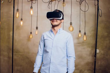 Bir Vr gözlük arıyorum ve mimik hayran adam.