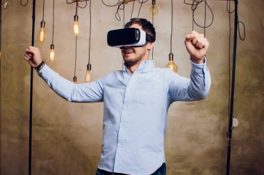 Bir Vr gözlük arıyorum ve mimik hayran adam.