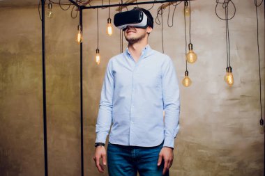 Bir Vr gözlük arıyorum ve mimik hayran adam.