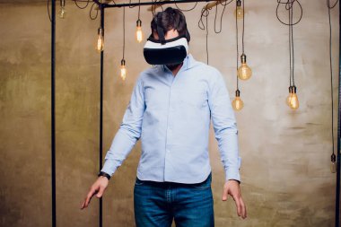 Bir Vr gözlük arıyorum ve mimik hayran adam.