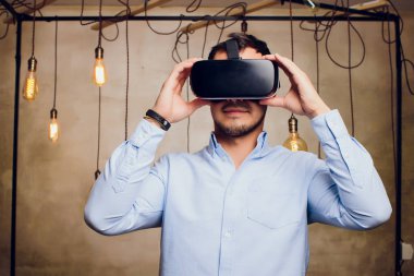 Bir Vr gözlük arıyorum ve mimik hayran adam.