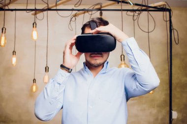 Bir Vr gözlük arıyorum ve mimik hayran adam.