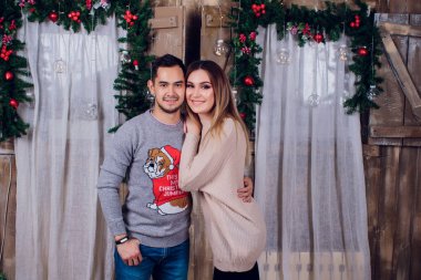 Aşık genç çift yeni yıl arifesinde veya st Sevgililer günü ben eğlenceli var.