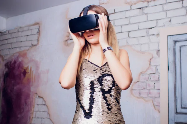 Menina alegre com as mãos para cima usando os óculos de realidade virtual . — Fotografia de Stock