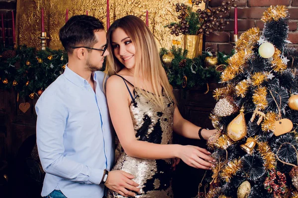 Hombre dando un regalo de Navidad a su novia. — Foto de Stock