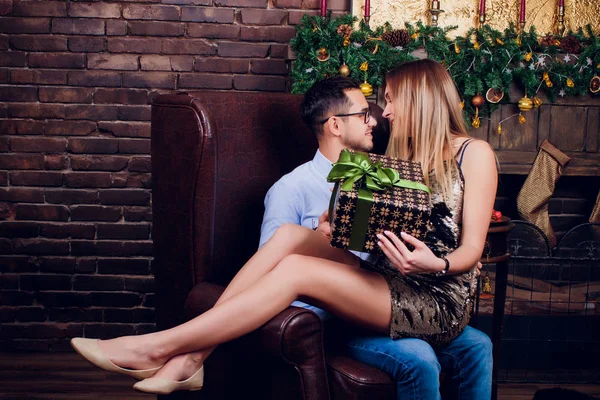 Uomo che dà un regalo di Natale alla sua ragazza. — Foto Stock