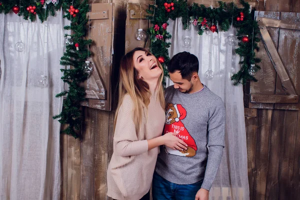 Junges verliebtes Paar amüsiert sich an Silvester oder Valentinstag. — Stockfoto