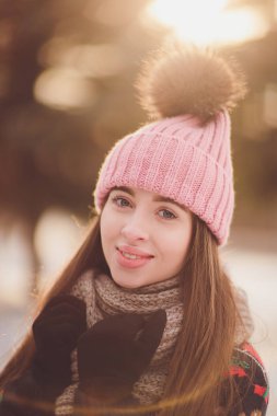 Kış elbiseleri, onun elinde bir fincan içine üfleme genç güzel kız portresi.