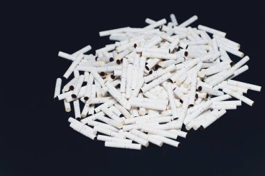 En yeni elektronik sigara, tütün sistem Iqos, Sigara, koyu mavi siyah arka plan üzerine izole Isıtma. dağ kullanılan sigara, sopa