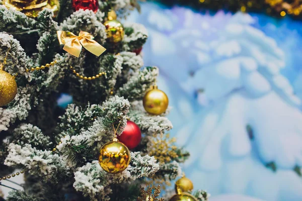 Fondo del árbol de Navidad y decoraciones de Navidad con nieve, borrosa, chispa, brillante. Feliz Año Nuevo y Navidad tema. — Foto de Stock