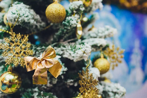 Fondo del árbol de Navidad y decoraciones de Navidad con nieve, borrosa, chispa, brillante. Feliz Año Nuevo y Navidad tema. — Foto de Stock