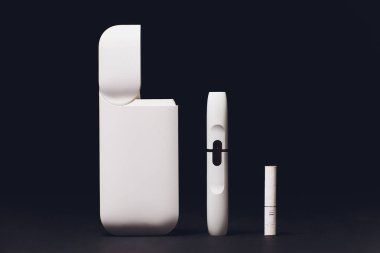 En yeni elektronik sigara, tütün sistem Iqos, Sigara, koyu mavi siyah arka plan üzerine izole Isıtma. Beyaz gadget