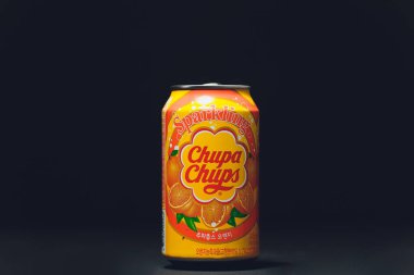 Ufa, Rusya - 2 Ekim 2018: Alüminyum kutu siyah arka plan üzerinde izole köpüklü Chupa Chups üzüm.