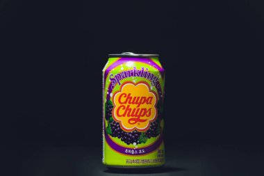 Ufa, Rusya - 2 Ekim 2018: Alüminyum kutu siyah arka plan üzerinde izole köpüklü Chupa Chups üzüm.