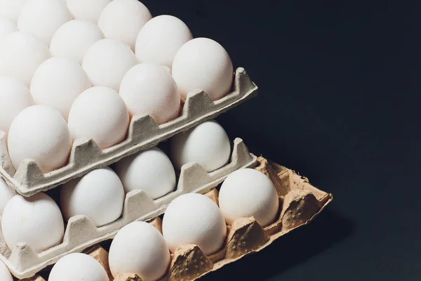 Vários ovos brancos em uma caixa de ovos . — Fotografia de Stock
