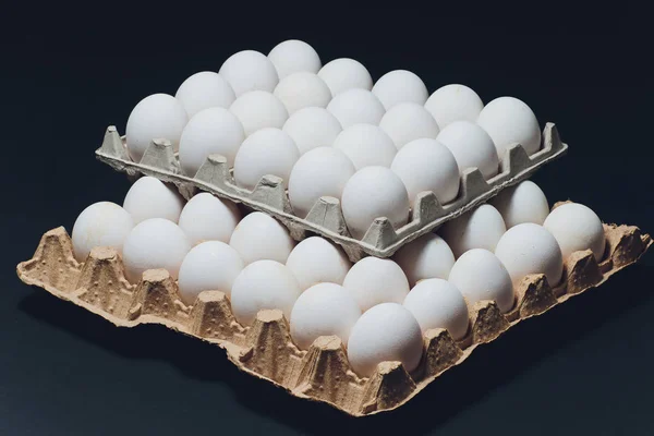 Kilka białych jaj w opakowaniu jaj. — Zdjęcie stockowe
