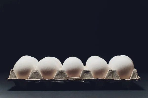 Kilka białych jaj w opakowaniu jaj. — Zdjęcie stockowe