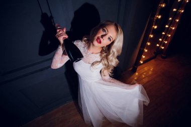 Duygusal romantik sarışın model uzun sağlıklı saç şampanya zevk ile. kusursuz makyaj, şehvetli dudakları, şampanya içiyor. Lüks görünüm