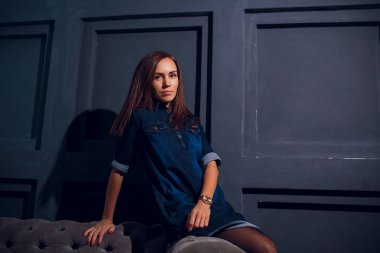 Romantik kız mavi bir elbise içinde. Genç manken kameraya benziyor. Studio fotoğraf.