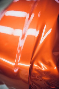 Araba kaydırma uzman vinil folyo ya da film sarma koruyucu film yat, tekne, gemi, Araba, mobil ev Araba koyarak. portakal film el çeker