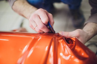 Araba kaydırma uzman vinil folyo ya da film araba kaydırma koruyucu film yat, tekne, gemi, Araba, mobil ev koyarak. saç kurutma makinesi ve süs plastik yumuşak zor çekçek ile Isıtma portakal film