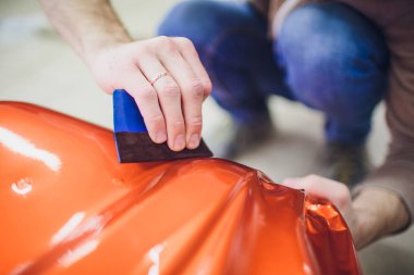 Araba kaydırma uzman vinil folyo ya da film araba kaydırma koruyucu film yat, tekne, gemi, Araba, mobil ev koyarak. saç kurutma makinesi ve süs plastik yumuşak zor çekçek ile Isıtma portakal film