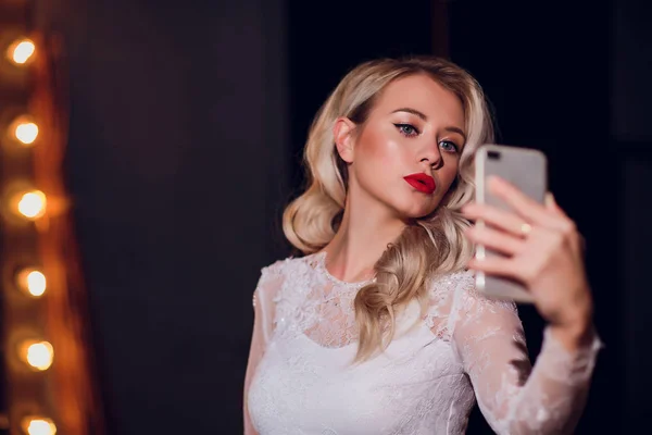Menina bonita tomando selfie no espelho — Fotografia de Stock