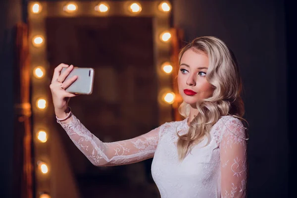 Hermosa chica tomando selfie en el espejo — Foto de Stock
