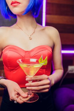 kadın barmen. mavi saçlı kız. gece barda kokteyl yapımı