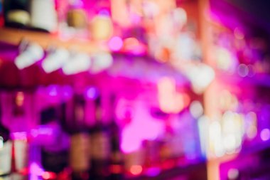 Farklı şişe alkol ile soyut raflar