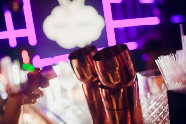 kokteyl kız barmen yapar