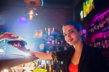 Kırpılmış görüntü kadın işçi Nfc ile müşterinin ödeme kabul çubuk