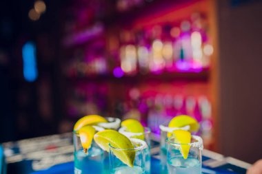 Gözlük alkol renk arka plan bar kokteyller