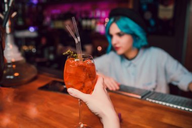 kadın barmen. mavi saçlı kız. gece barda kokteyl yapımı