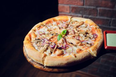 Pizza dilimleri ahşap plaka alarak eller
