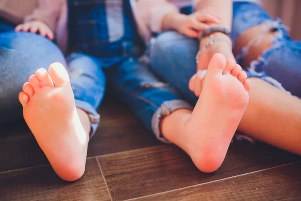 Adulti genitori mani che tengono piccoli piedi bambino — Foto Stock