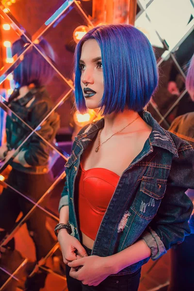 Mujer joven, hermosa y romántica con cabello azul — Foto de Stock